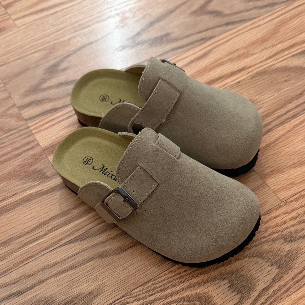 Toddlers’ Faux Suede Gray Clogs